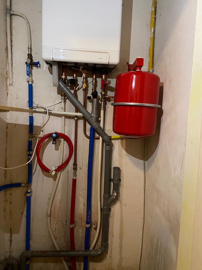 CV-ketel en leidingwerk vanuit een andere hoek gezien